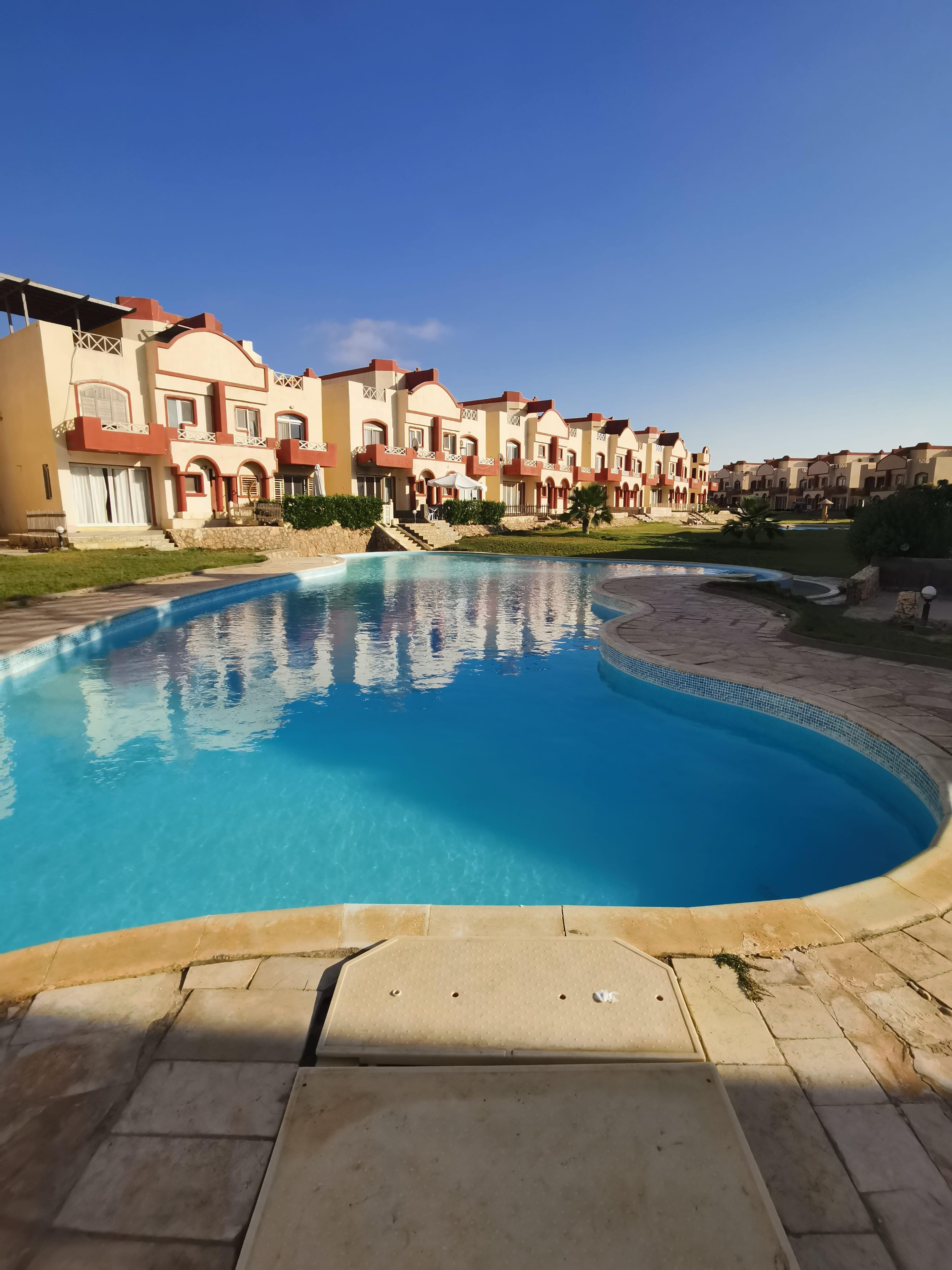 قرية-بيرلا-مارينا