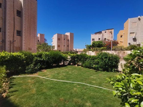 شاليه أرضي بجنينة خاصة وكابينة على حمام السباحة الرئيسي