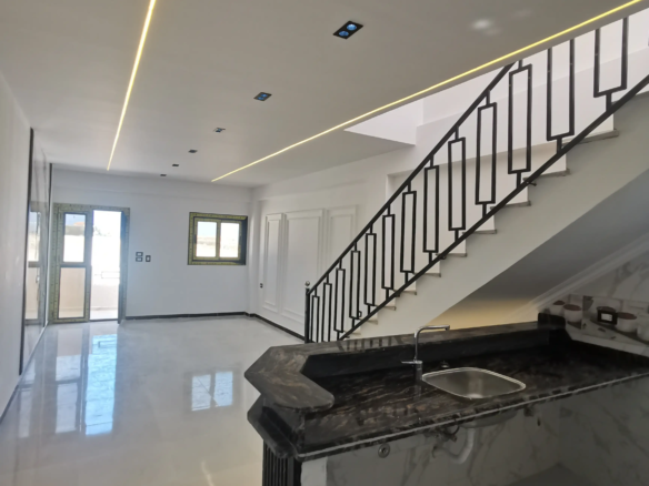 شاليه اول علوي بروف خاص فيو بحر على حمام سباحة خاص قرية الروضة