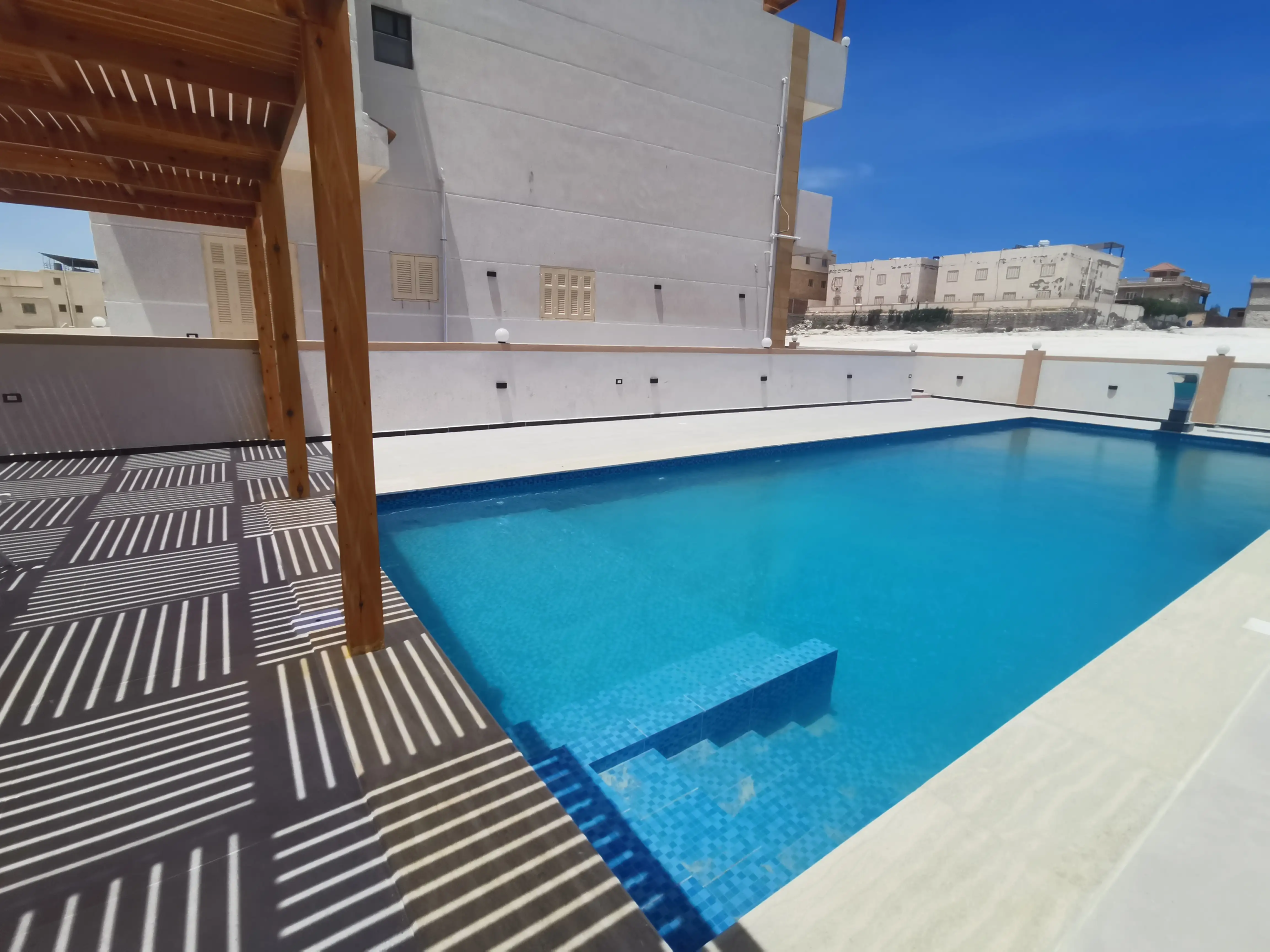 مبنى على حمام سباحة قرية الروضة الساحل الشمالي