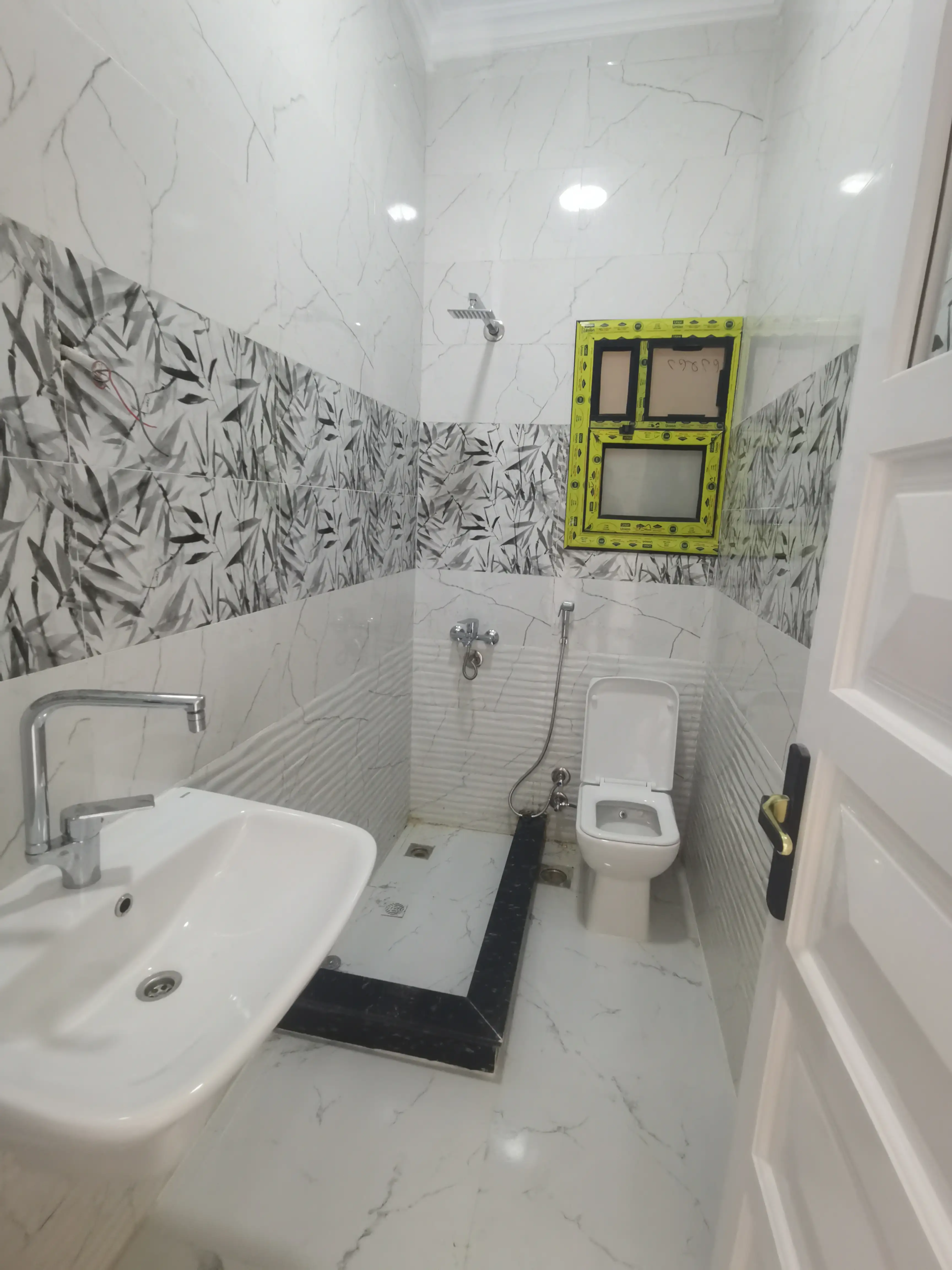 شاليه ارضي بجنينة خاصة على حمام سباحة خاص قرية الروضة