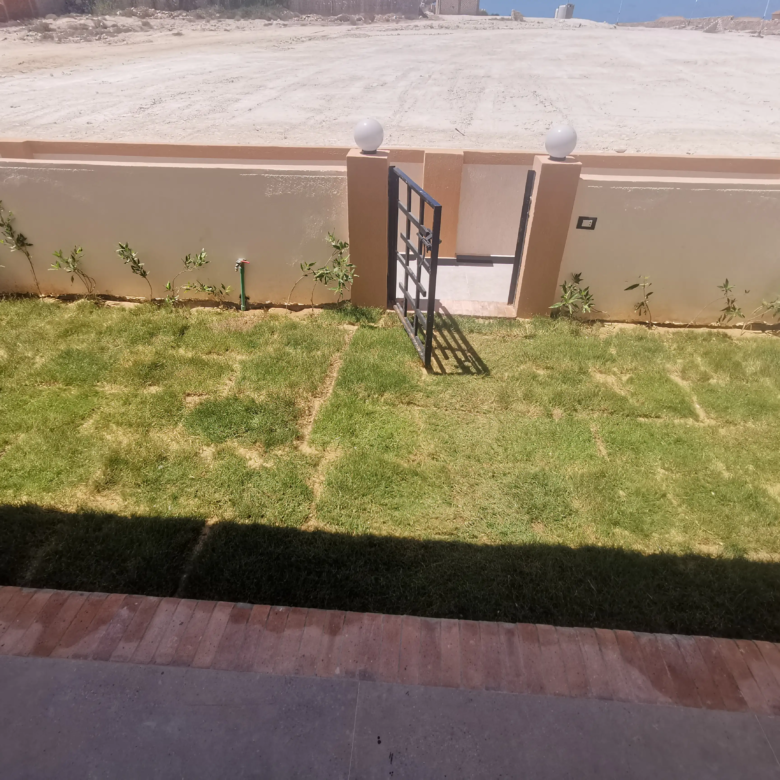 شاليه ارضي بجنينة خاصة على حمام سباحة خاص قرية الروضة