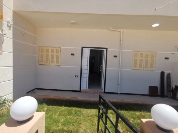 شاليه ارضي بجنينة خاصة على حمام سباحة خاص قرية الروضة