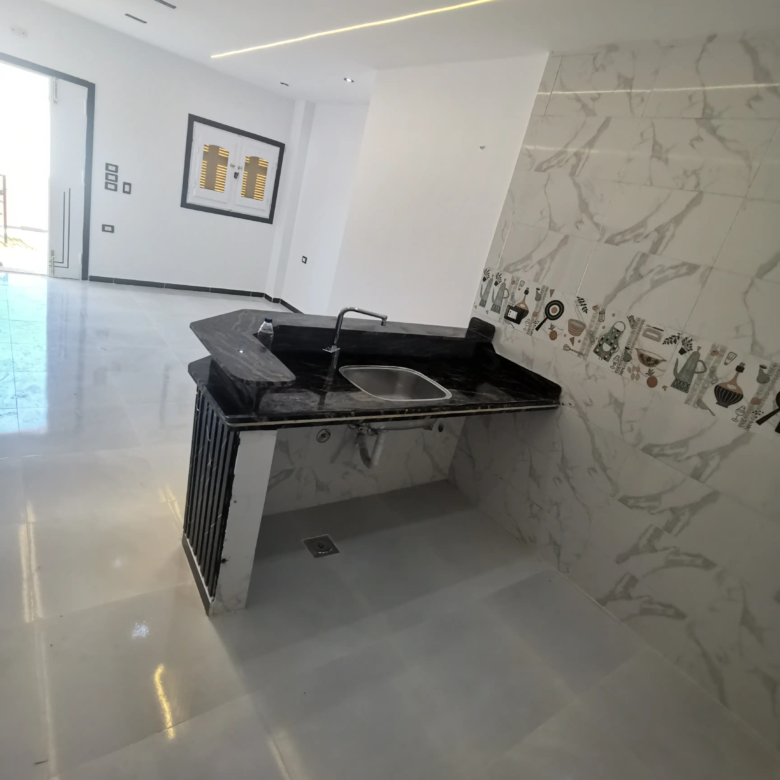 شاليه ارضي بجنينة خاصة على حمام سباحة خاص قرية الروضة