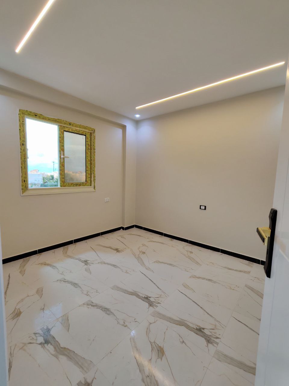 شاليه لقطة 4 غرف للبيع في قرية الروضة الكيلو 71 الساحل الشمالي (رؤية بحر)