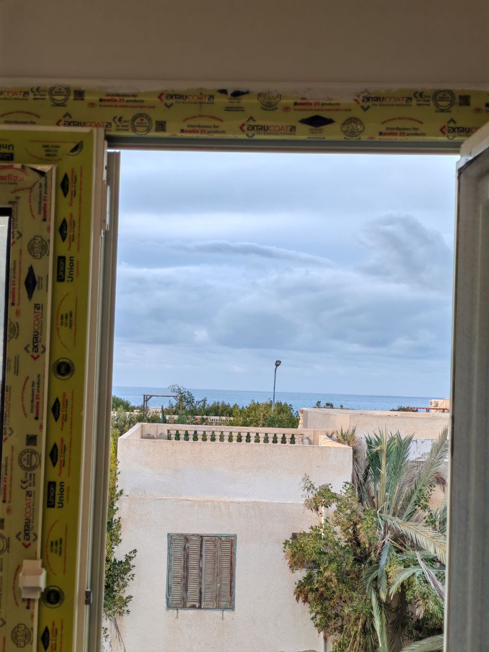 شاليه لقطة 4 غرف للبيع في قرية الروضة الكيلو 71 الساحل الشمالي (رؤية بحر)