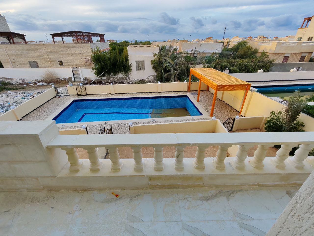 شاليه لقطة 4 غرف للبيع في قرية الروضة الكيلو 71 الساحل الشمالي (رؤية بحر)