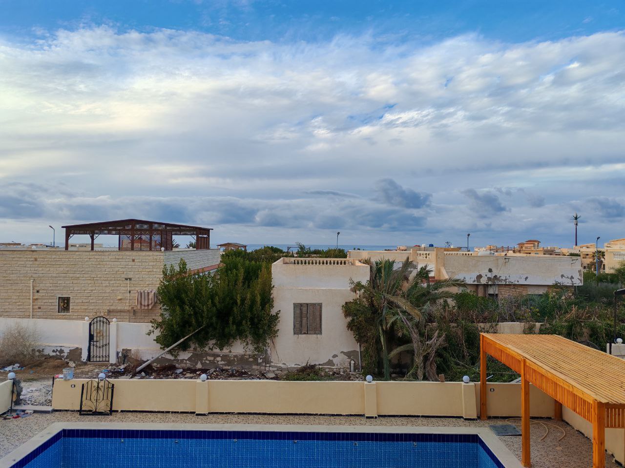 شاليه لقطة 4 غرف للبيع في قرية الروضة الكيلو 71 الساحل الشمالي (رؤية بحر)