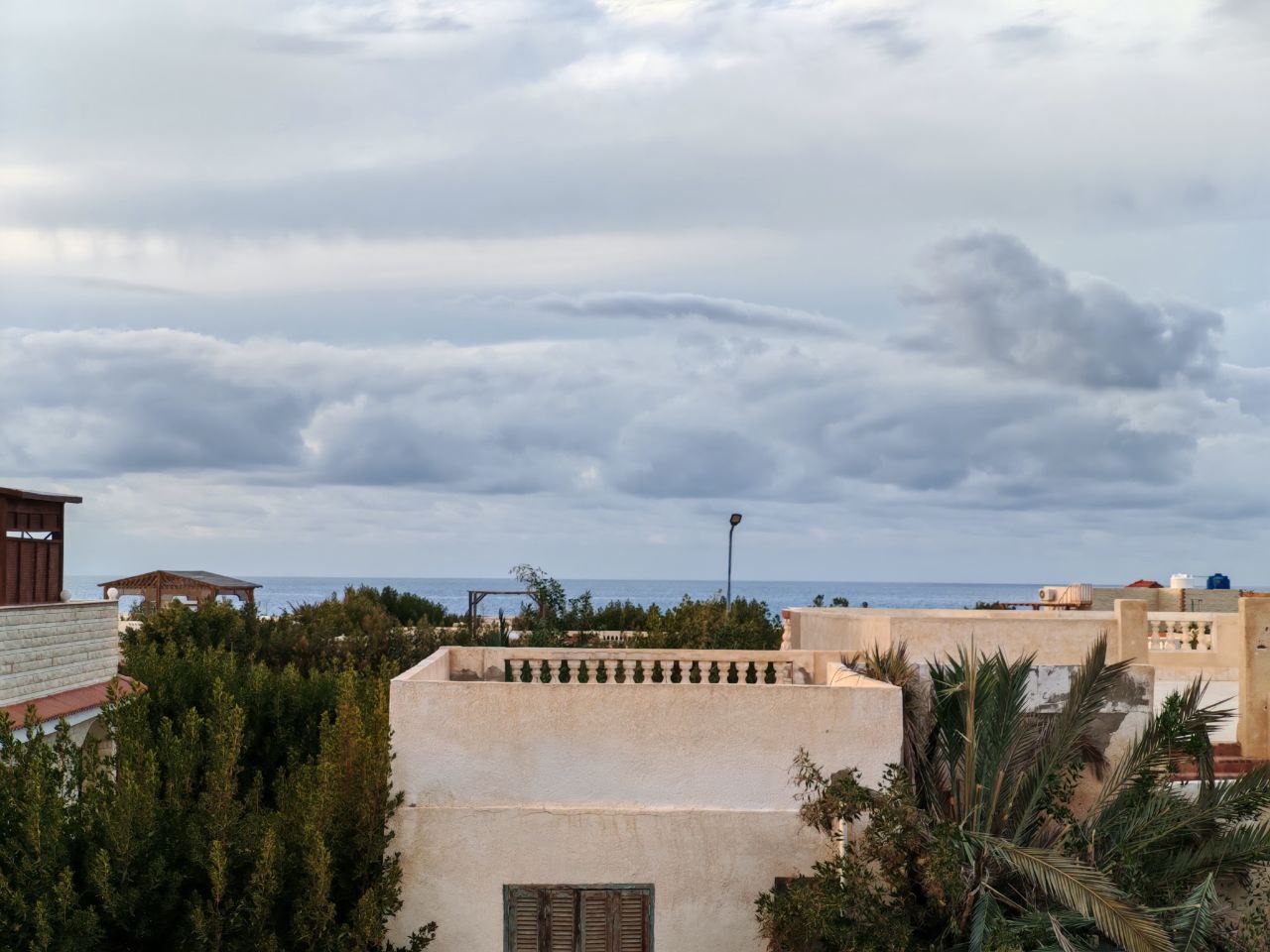 شاليه لقطة 4 غرف للبيع في قرية الروضة الكيلو 71 الساحل الشمالي (رؤية بحر)