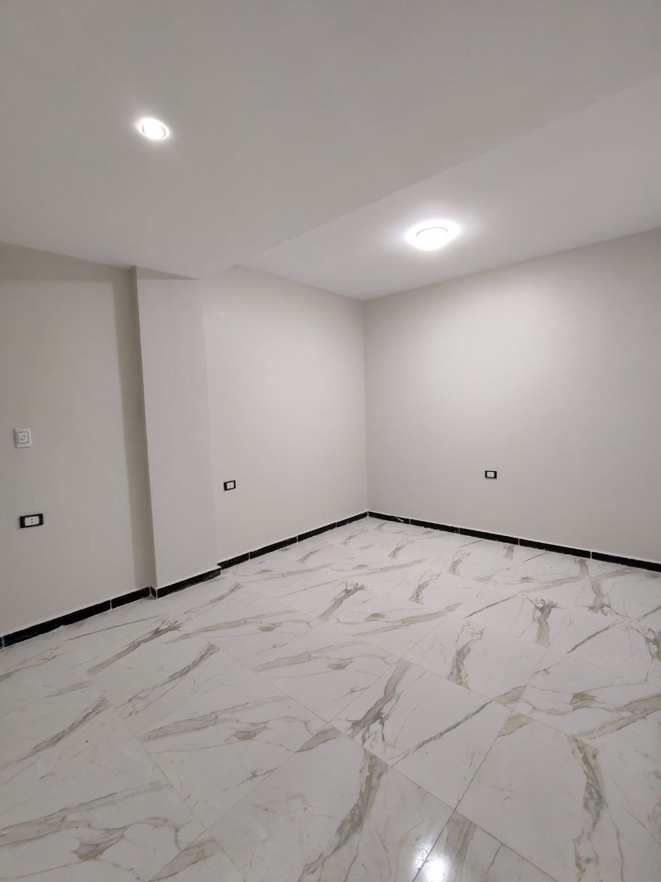 شاليه لقطة 4 غرف للبيع في قرية الروضة الكيلو 71 الساحل الشمالي (رؤية بحر)